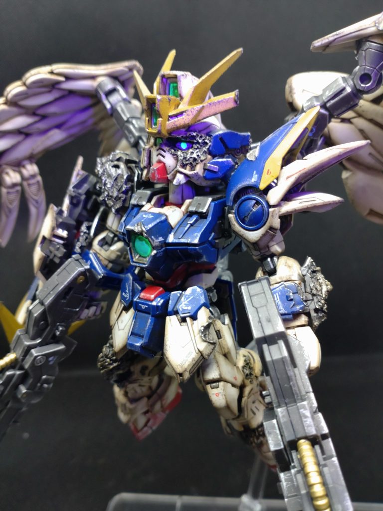 その後に破壊、また破壊、さらに破壊を繰り返して完成、1回やってるので慣れたものです。せっかくなので、今回は左目を破壊した際に目の奥のカメラのみが発光するようにしました。なんかターミネーターっぽい✨