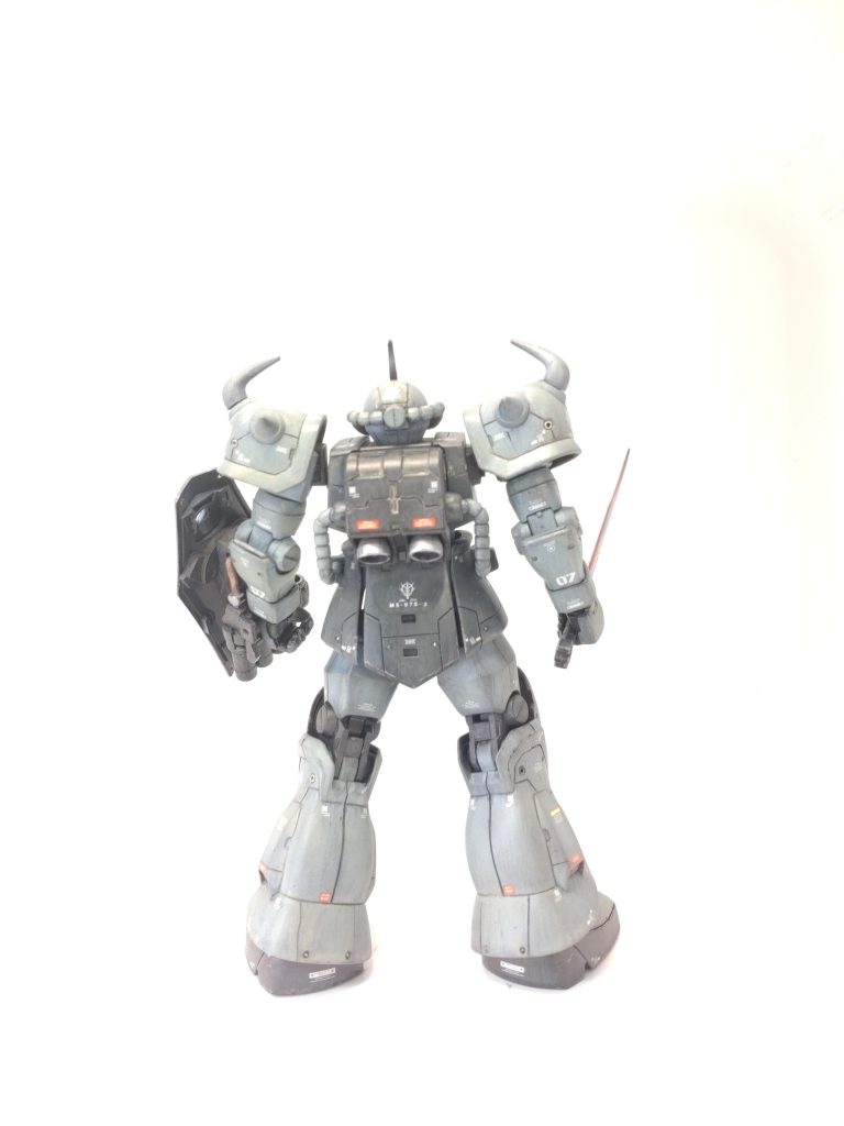 剣はクリアレッドとクリアイエローを薄く重ね塗り。全体をダークブラウンで墨入れし直し、水性ホビーカラーのトップコートプレミアムつや消しを。最後に薄ーく溶いた水性ウェザリングペイントのファインダストを全体に塗りたくって色を馴染ませました。ヒザパーツ以外は、塗ったまま拭き取っていません