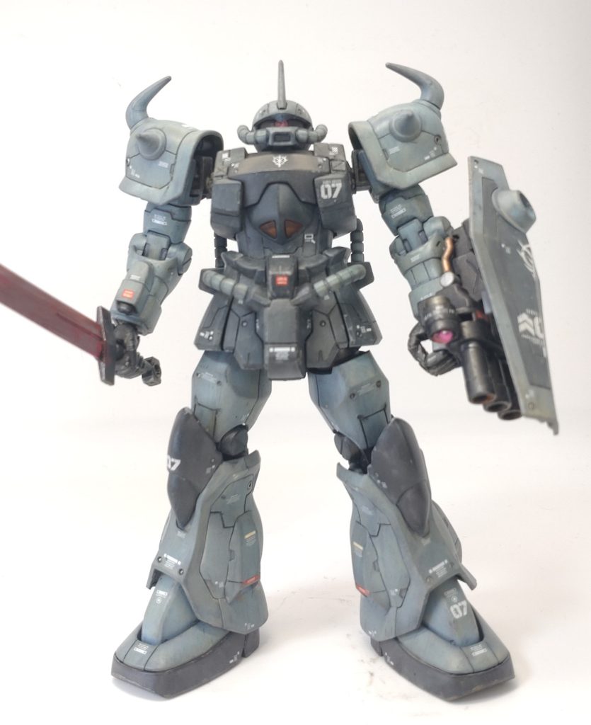 うろ覚えですが、塗装はMr.サーフェイサー黒下地で、水色はMr.カラーのエアスペリオリティブルー、濃い青はネイビーブルーだったような。黒はMr.メタリックカラーのダークアイアンだったような。剣はアイスシルバーの上に、アクリル絵の具の蛍光レッドを部分的にちょろっと塗ったような。黒でスミ入れして、タミヤのウェザリングマーカーのサンドを薄く溶いてウォッシングした気がします。黒もウォッシングしたかも