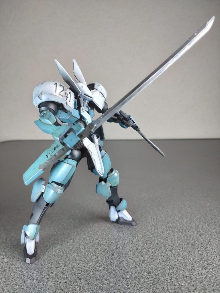 接近戦仕様で日本刀、マチェットナイフ装備