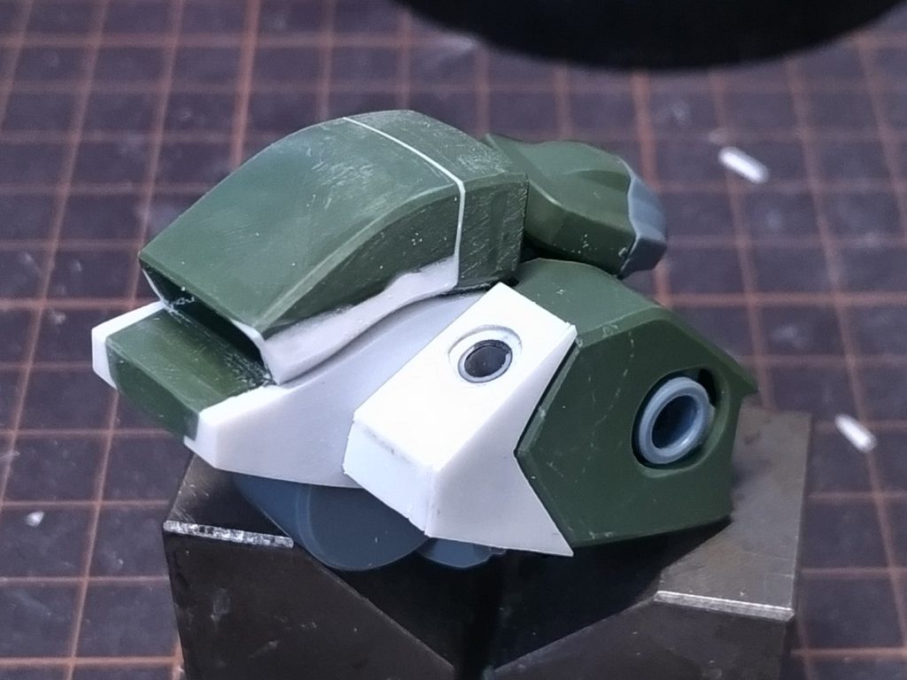 背中は余分な部分を切り落としてプラ板で作りました。