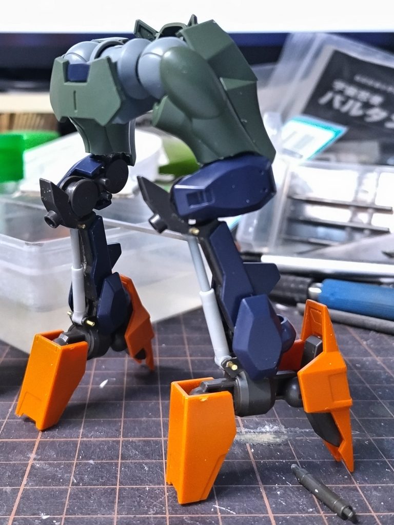 ユーゴー脚に元々あったシリンダー部分も切り落としてプラ棒で作り直し。ロッド部分はラピーテープでメッキ表現しました。