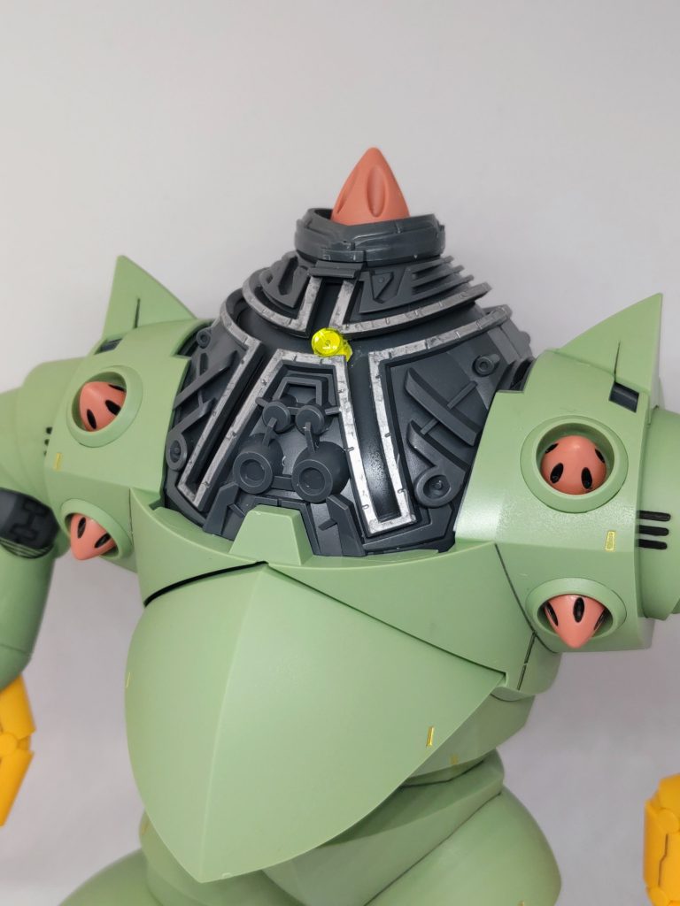 このキットの売りの一つ、内部フレーム。モノアイレール周りだけシルバーで塗装。モノアイは裏にラピーテープを貼って反射を良くしています。本体のモールドにいくつかゴールドを入れてアクセントにしました(zaku-kao5)