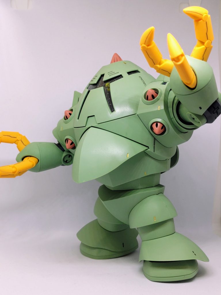 合わせ目が無いのはふくらはぎのカバーぐらいで、他は前後パックリ合わせるだけの構造、つまりスタイリッシュな旧キットです(zaku-kao9)確かに完成後の出来自体はいいけどドムやアッガイより後発、リ・ガズィやヤクトドーガと同時期のキットならばもう少し工夫できなかったのかバンダイ(zaku-kao3)