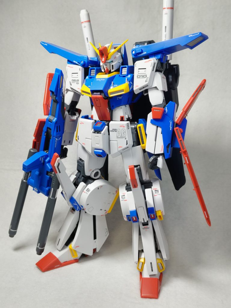 ハイメガキャノン砲口や胸のアンテナなど、元々シルバーのパーツになっているので、それに合わせて装甲からチラ見えするフレームみたいない部分をシルバーで部分塗装しました。