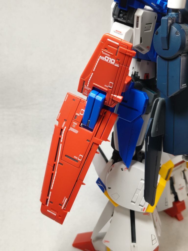 デカール貼りが一番難しかったのがこのシールド！しかしなんとかノーミスでいけました(gundam-kao6)