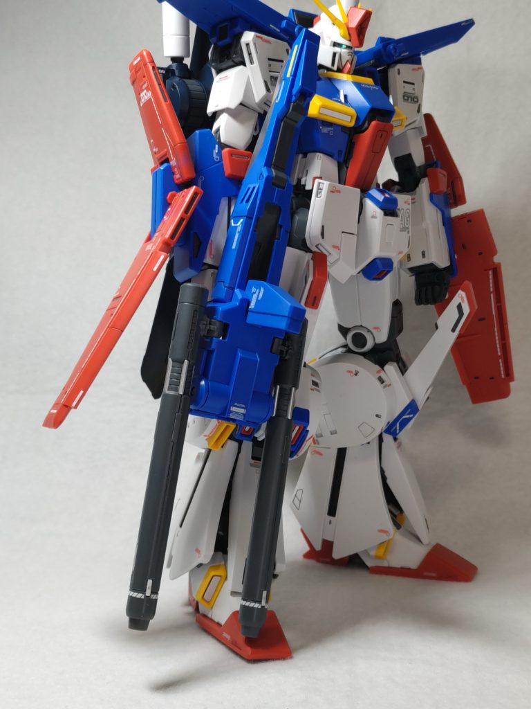 ダブルビームライフルは重いですがしっかり保持できます。20年ぐらい前に旧MGを作りましたが随分進化しています(gundam-kao8)