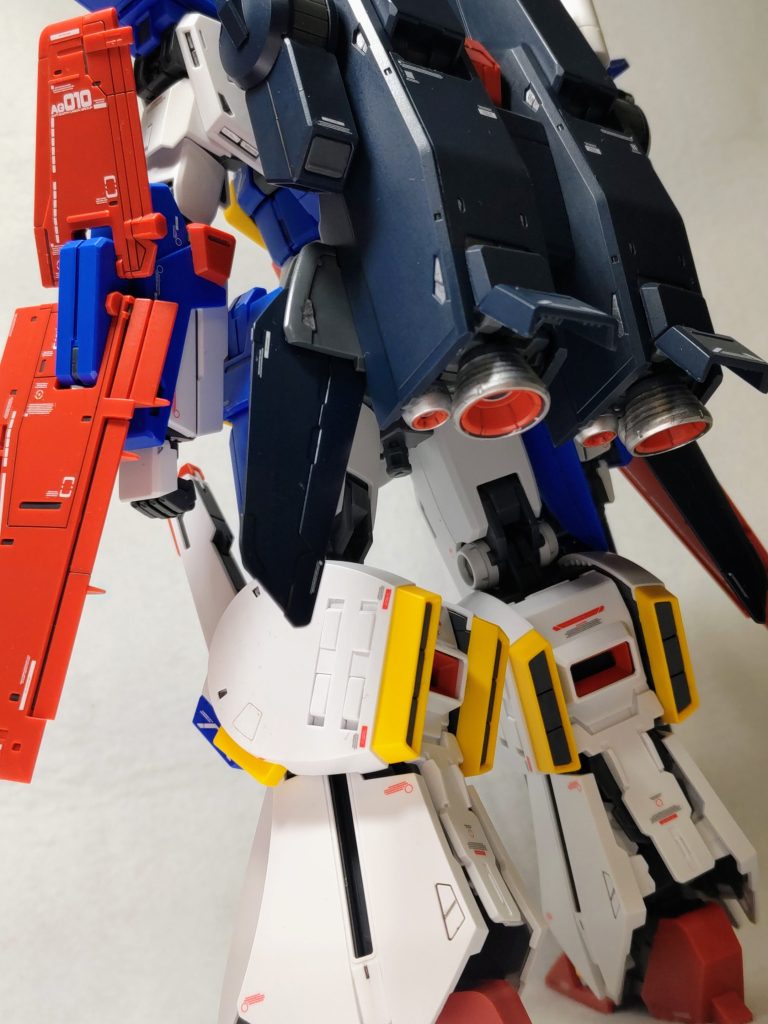 スラスターをシャインシルバーで部分塗装。