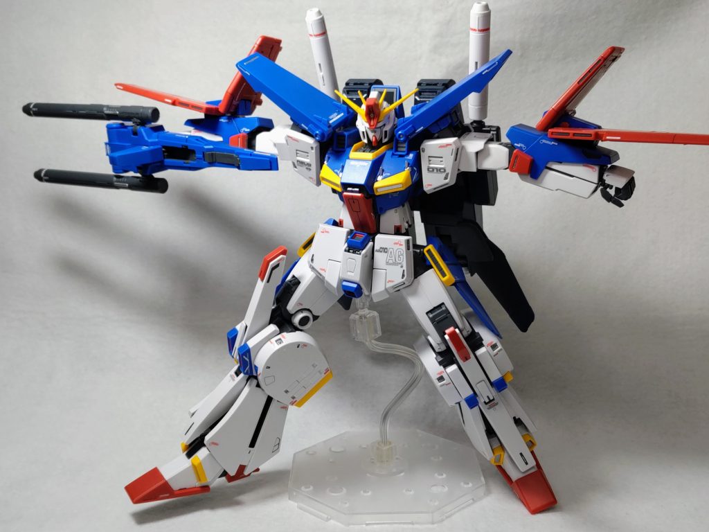 あのポーズ！劇中序盤は合体する度に披露してましたがいつに間にかやらなくなりましたね(gundam-kao2)最近のMGは関節がギッチギチに固いのでポージングするのが怖いです(gundam-kao9)特に肩回りはバックパックとの干渉もあり動かしにくいですね。ちゃんと動くように作られてはいるんですけどね(gundam-kao5)