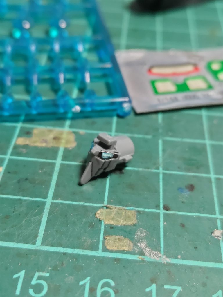 Hアイズの裏にはラピーテープを貼って付属のシールに接着しました。