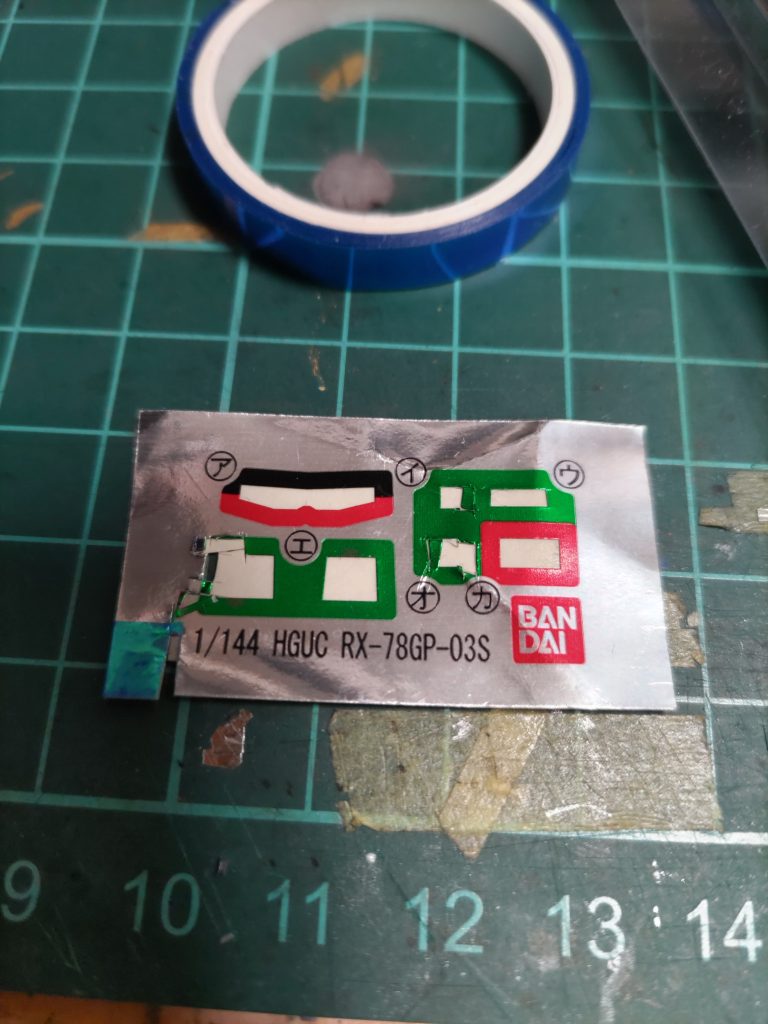 シールの余白にブルーのキラキラテープを貼ってセンサーを作成。