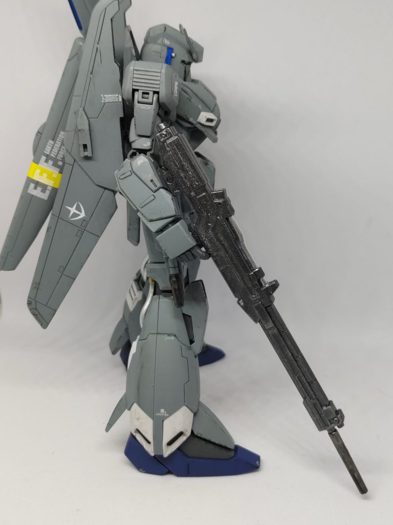 ライフル全体と腰部ビームキャノンの先端はガンメタル。