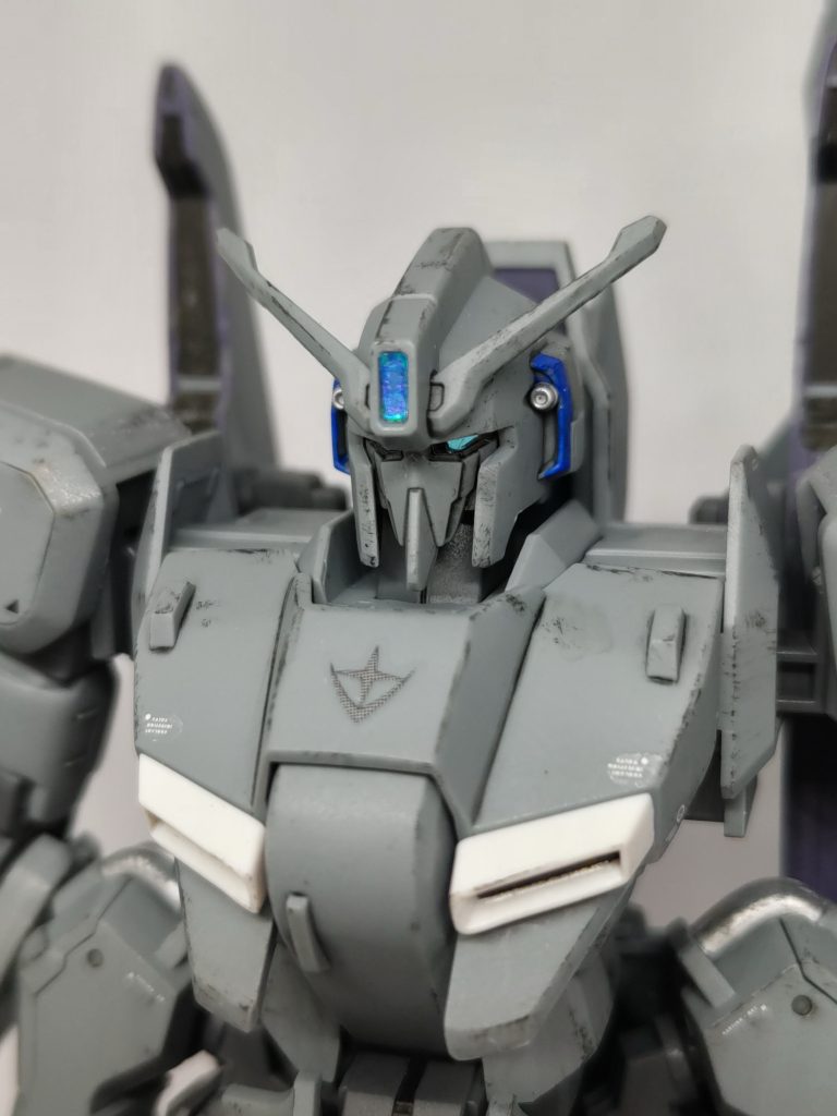 Hアイズと頭部センサーの裏にはラピーテープを仕込んでいるので角度によってはキラリと光ります(gundam-kao3)バルカンをシルバー、耳の部分をブルーで部分塗装。