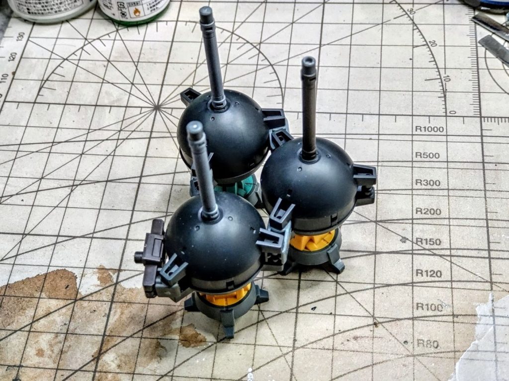 ビット組み上げ中。GQuuuuuuXを劇場公開2日目に観てすぐ作り始めて、本体含め2日で一気に塗装しました