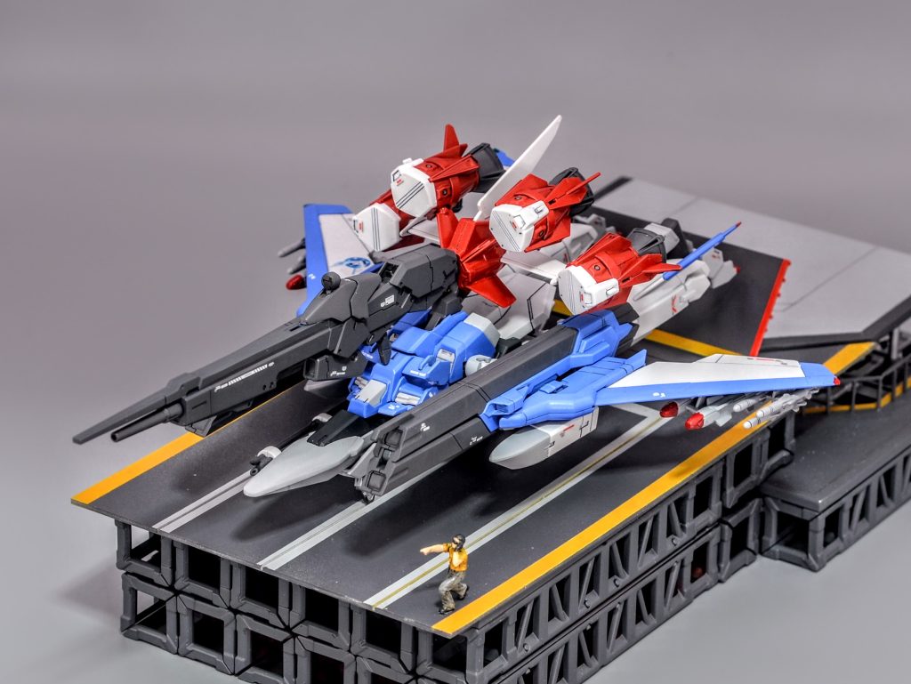 「ムラサメ改弐」ですこちらは国防軍の「＋」仕様ではなくコンパス仕様ですより重力下での運用を考慮してコンフォーマルタンクや新型シールドは装備しておらずライフルも機体上部にマウントしています