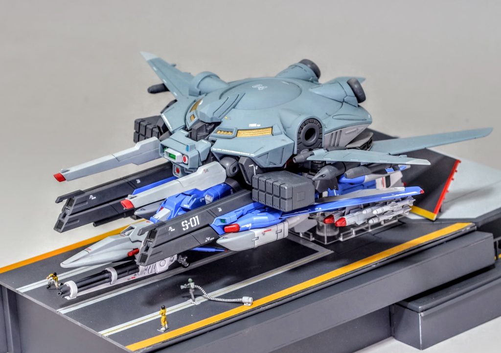 支援戦闘機タイプのムラサメ改に宇宙用装備を追加したバリエーション機「ムラサメ改弐＋」と量産検討試作型キャバリアー「キャバリアー・アイフリッドX4」が合体した機体です