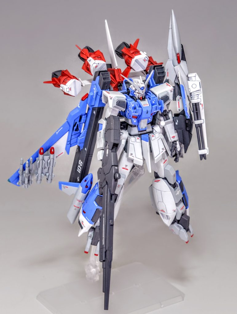 追加兵装である背面のビーム砲と脚部タンクに増設したミサイルポッドはZAFTから技術移転を受け装備している設定です