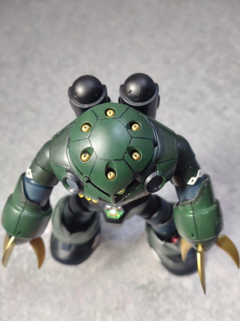 そもそもなんでズゴックでSC相模原を表現しようと思ったかというと、この頭。スジボリでサッカーボール表現出来るかなと思ったんですよ。う〜ん、ただの六角形になってしまったな、。やはり五角形が入らないとサッカーボールは表現できないか…。