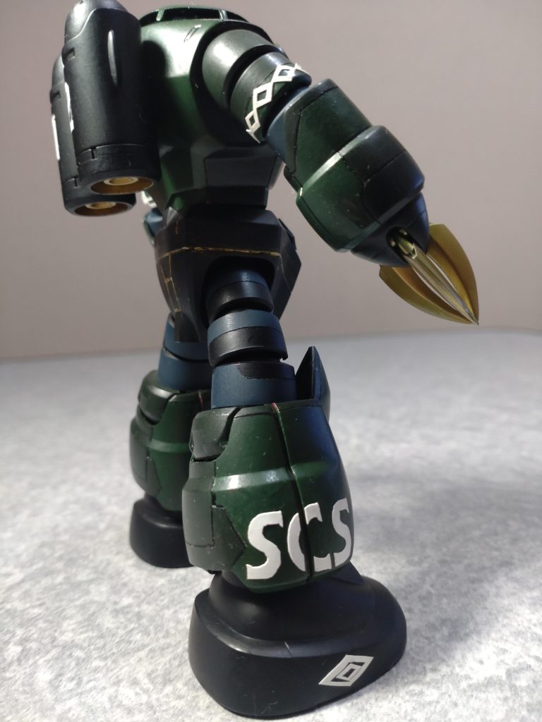 腕と足のひし形、足元のロゴはビニールテープで表現しました。中々難しい、特にひし形はむずかしかった〜。レタリングなんか中学の美術の授業以来ですよ。まさかこんな時に役にたつとは！！授業は受けとくもんですね〜。