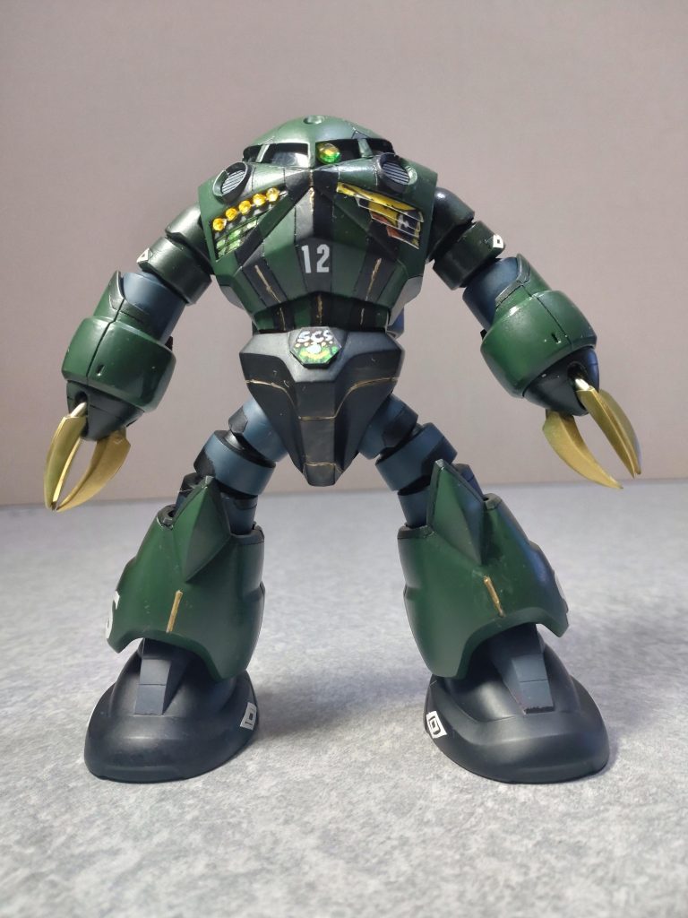 スジボリ施してストライプのユニホームを表現しました。3度目のスジボリですが綺麗にできない…。最初よりは楽になりましたが、これは回数こなすしかないですね！左胸にはSC相模原のマスコット「ガミティ」をあしらってみました。腰の六角形は手書きですがチームエンブレムです。