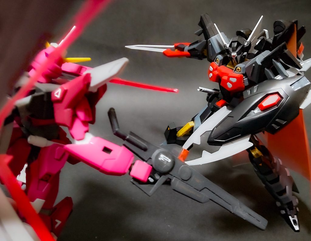 「 ...ハッ!」意識を取り戻したのと眼前に迫った斬撃を弾いたのがほぼ同時。アコードとして生まれ持った常勝の力を初めて防いだ相手の出現に、シュラは昂揚した。「 面白い...」次いでサーベル、マント、全身のビーム刃すべてを駆使した連撃すらも凌ぎ切る。なるほど、確かにこれほどの好敵手は滅多に出会えないだろう。だからこそ、と思う。勝利こそが存在意義である自分自身。しかし、今までの人生で自分に敵うものなど存在しなかった。戦いにすらなっていない人生に果たして誇れる勝利などあるだろうか?答えは、否。「 お前は強いな、アスラン・ザラ...!」この強敵を打ち負かしたときにこそ、自らの存在意義が証明されるだろう。シュラは初めての感覚に喜びすら感じていた...。