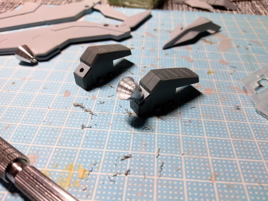 ノズルは金属パーツに交換。良いアクセントなるため他の作品でも金属ノズルを愛用しています。