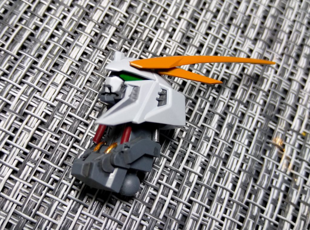 首の部分にパイプを仕込んでディテールアップしています。