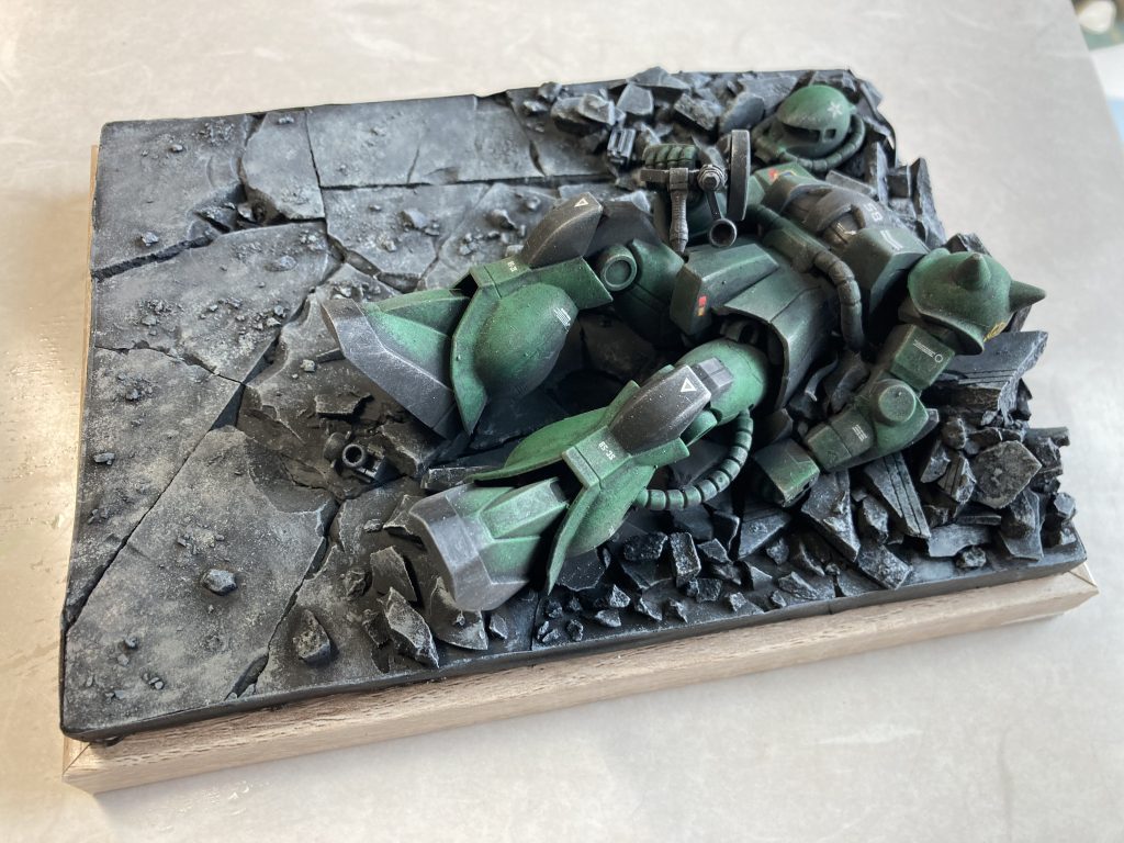 ベースは100均の写真スタンドに型枠を組んで石膏を流しこみ、乾いたところで地割れっぽくなるようトンカチで叩き割りました