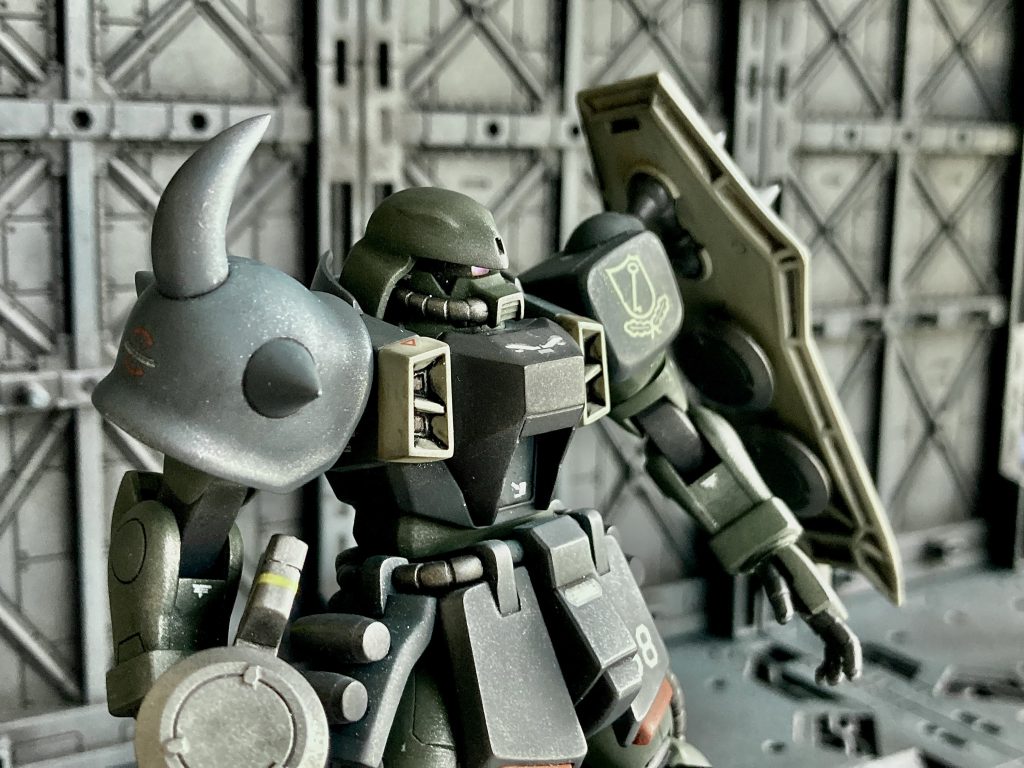 なよっちぃ右スパイクショルダーをHGグフの物に変更やはりザクを名乗るなら3本スパイクでしょう!