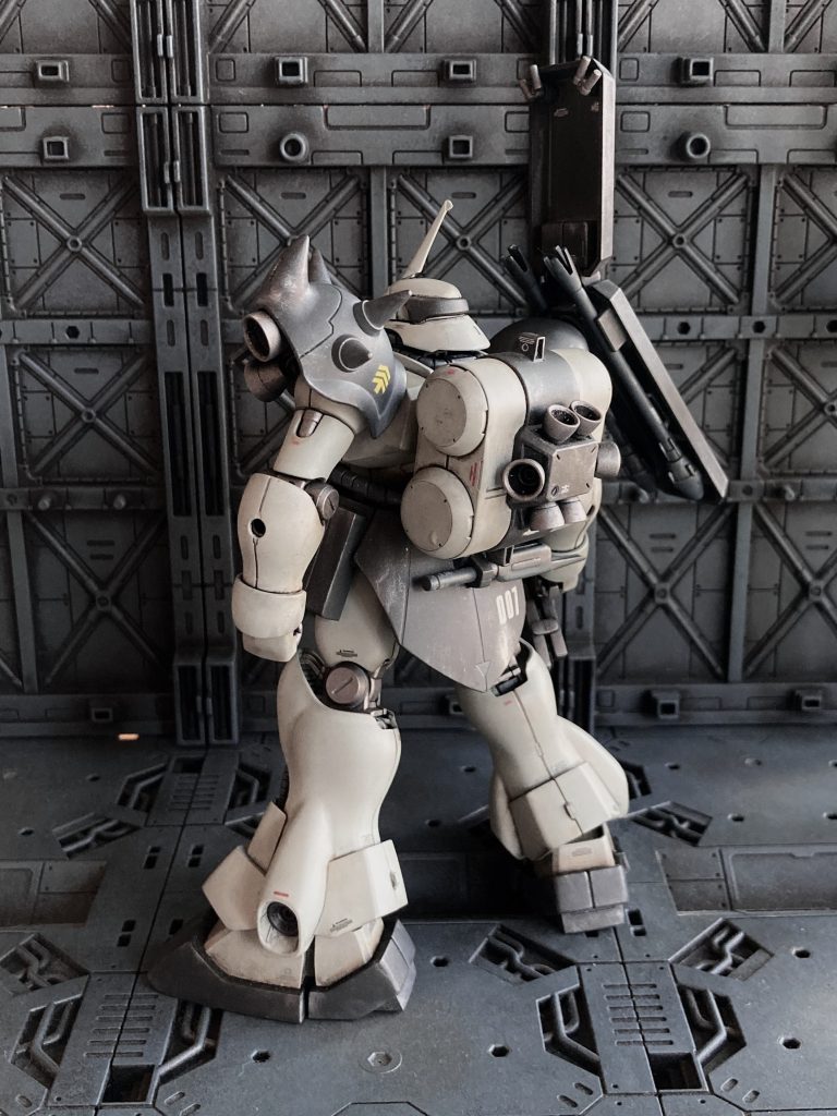 モビルスーツの緑の塗色があまり好きではないので、ザクにしても何にしても どうしてもこんな感じのカラーリングに帰結してしまいますwあと軍用機として型式やメーカー名をデカデカとマーキングするのはナンか違う気がする派なので例によってデカール類は控えめ