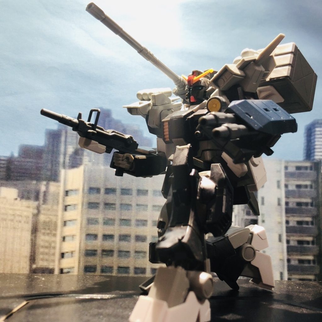 しゃがんで上空の敵を撃ち落とそうとしているイメージ