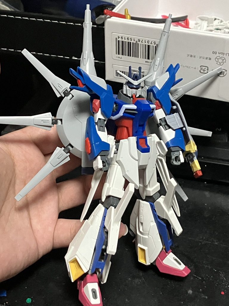 もともとは「デスティニーって少数量産する予定があったんなら、レジェンドも同じように少数量産してデスティニーとバディ編成にするつもりだったほうが強いし設定的に自然じゃないか？」みたいな発想で、レジェンドをデスティニーと共通規格化する機体をはるか昔から考えてました（なのでこの写真はお蔵入りしてたやつを引っ張り出していじってます）