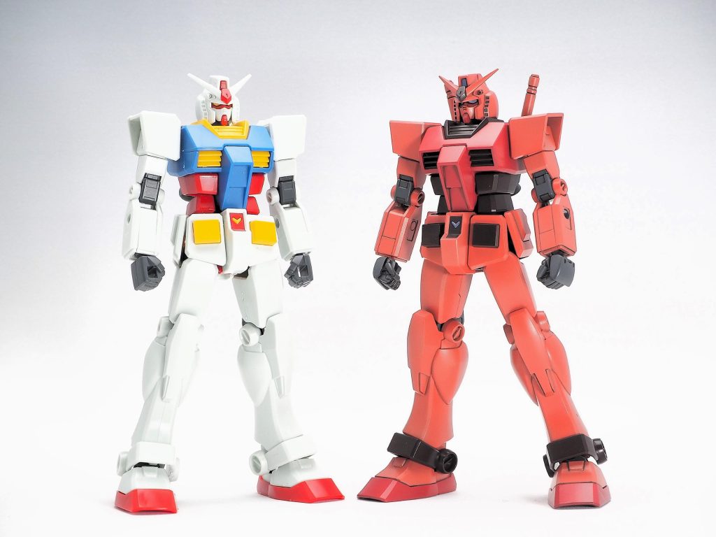 ノーマル組みのEGガンダムと並べて比較。肩に注目。個人的な好みですが肩アーマー大きめな気がするので小さくしてみました。ここまでご覧いただき、ありがとうございました！