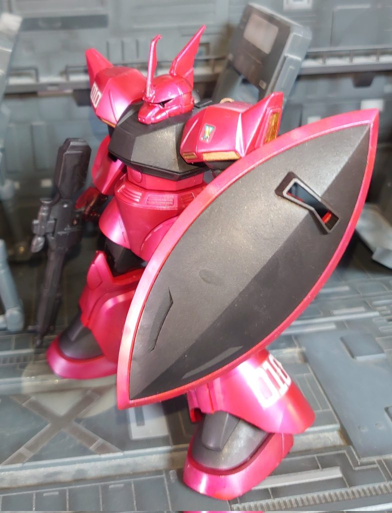 アンテナとトサカとビームマシンガン・ショルダーアーマー・パック・スカートのバーニアを移植