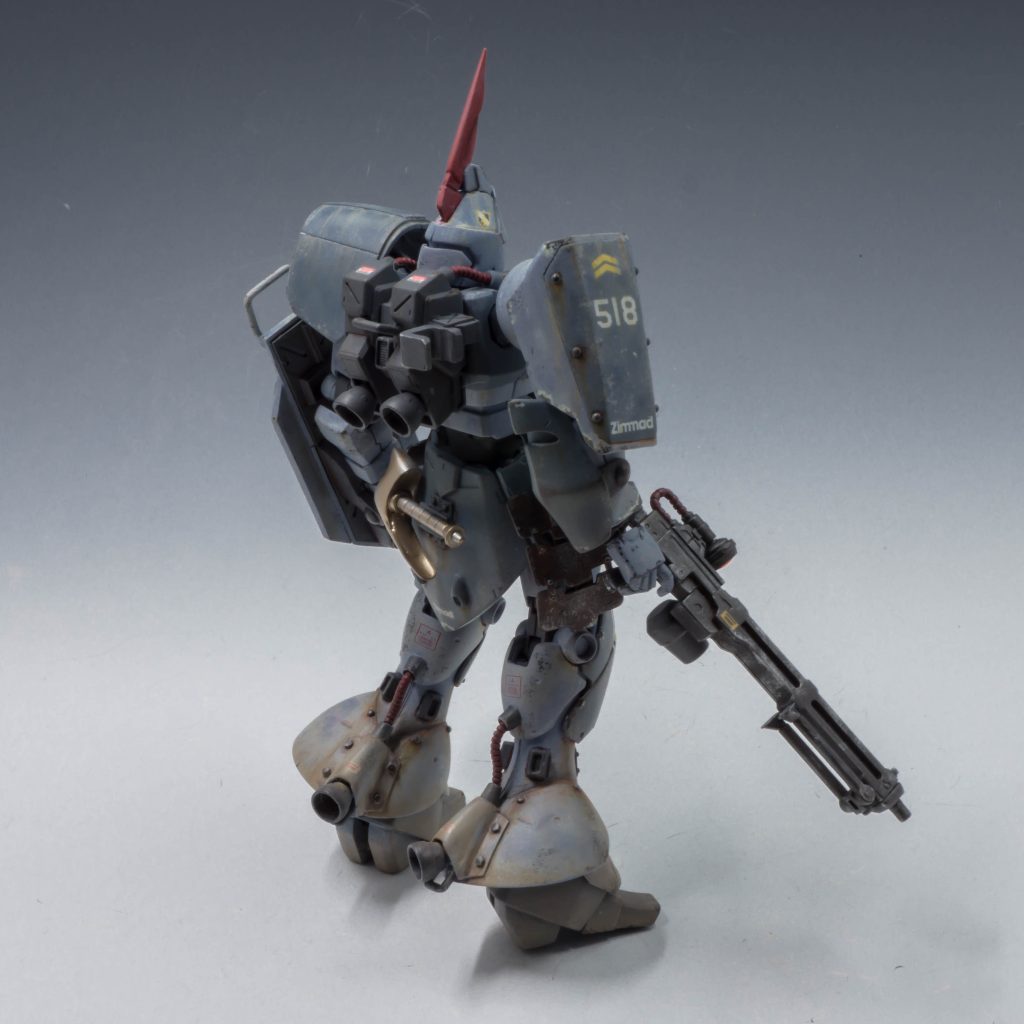 右肩には、ショートシールドを装備し、防御を高めている。リヤスカートにはビームサーベルを懸架。脚部スカートに追加スラスターを装備し、高機動化を実現。短時間のホバーも可能。