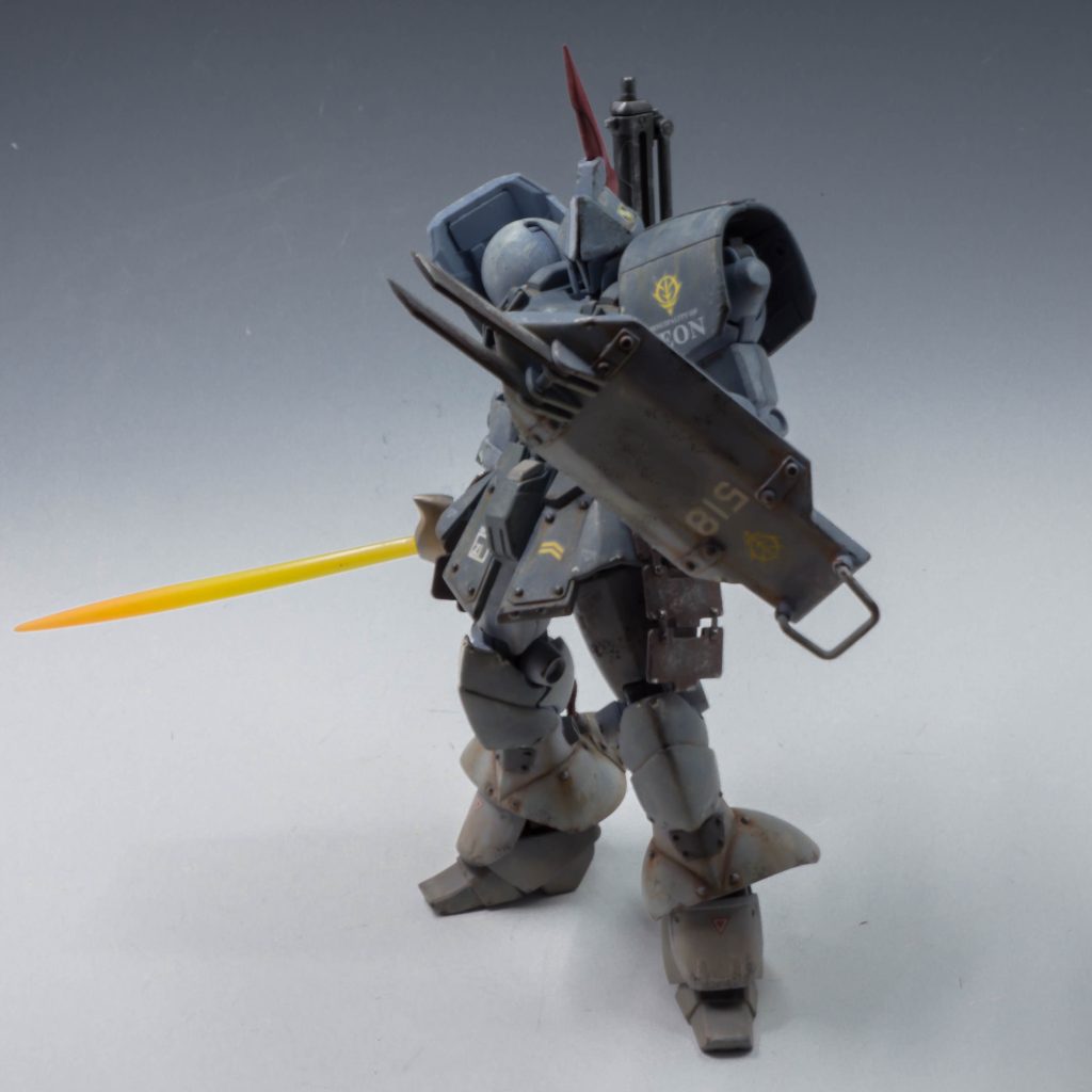 シールドは、ヅダのシールドを流用したものを装備。シールドピックが残されており、格闘戦能力を向上させている。