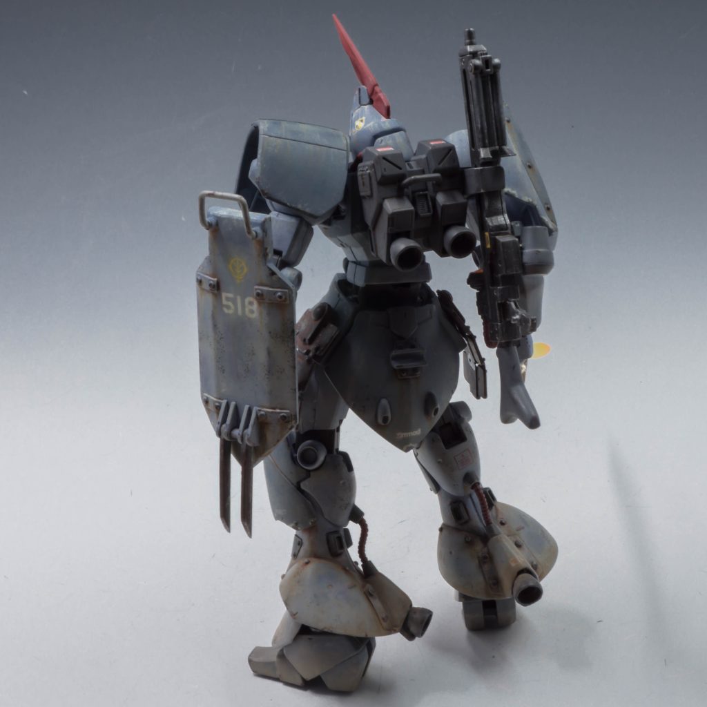 ビームマシンガンは、バックパックに懸架可能。