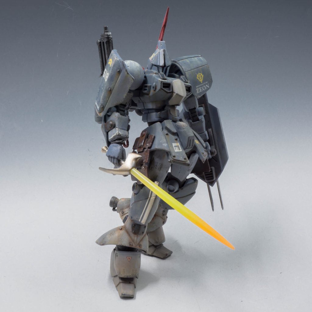 近接武器は、高出力大型ビームサーベルを装備。