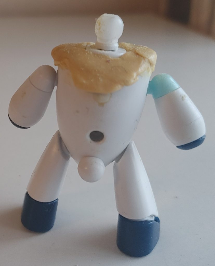 襟の肉付け。後ろ。 プラ板製のマントを挟める様に、少し浮かしてあります