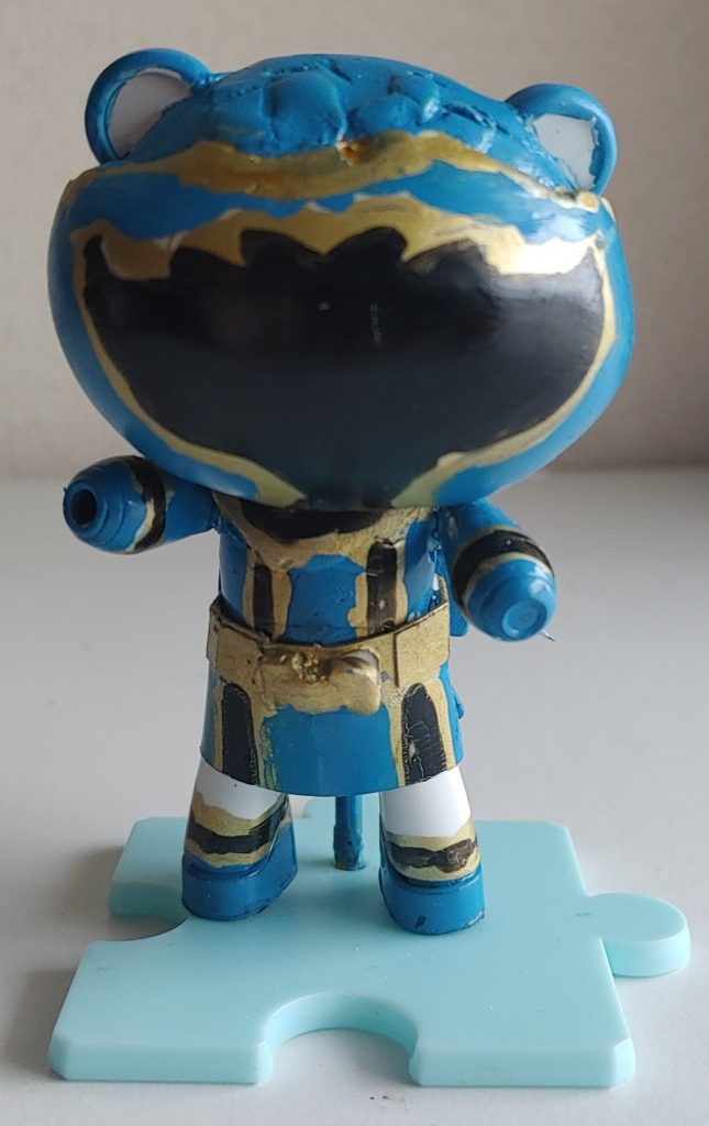 正面。材料はいつも通り。口がありませんから、プラ板やランナー、エポキシパテで、埋めました。