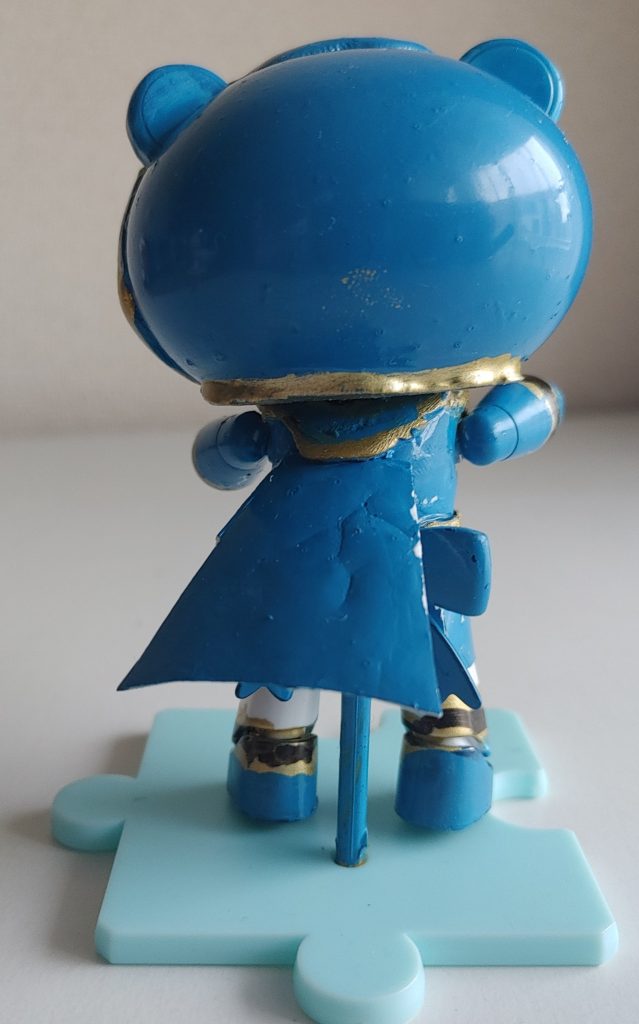 後ろ。エポキシパテで作った襟？に、プラ板製のマントを挟み、接着。分かりづらいですが、マントの影に、女子用のリボンも付いてます。