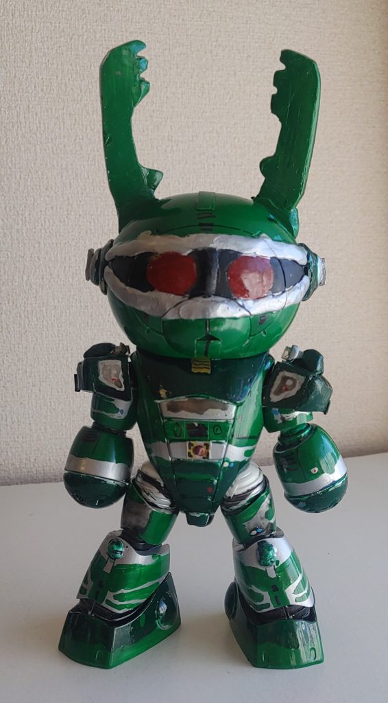 正面。使用キットは「ベアッガイF」角は、仕事で出た廃材。肩アーマーはプラ板(だったはず)あとは、いつも通りなエポキシパテ