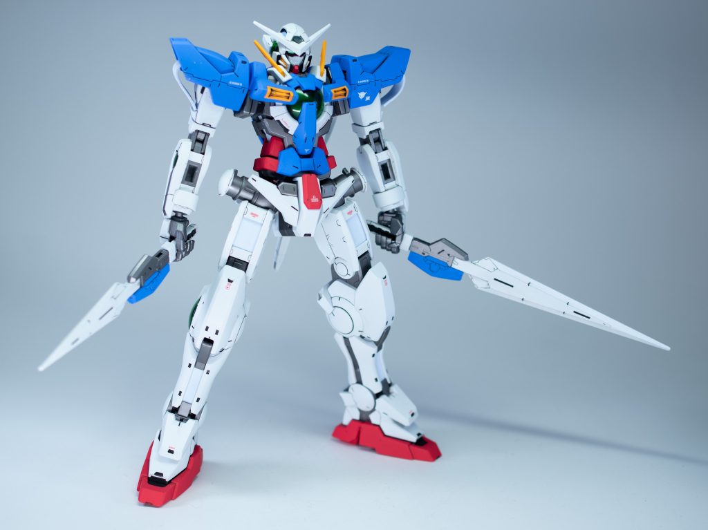 配色はデザイナー画稿を参考に、青を淡めにして赤と黄をビビッドにしました。白はグレー多め系のクールホワイトにして少し重たい感じにしてます。フレームはメタリックなんですが、まとめてつや消しちゃったので半ツヤくらいにしても良かったかなとちょっと後悔してます。次回は半ツヤフレームとフラット外装ちゃんと分けます。