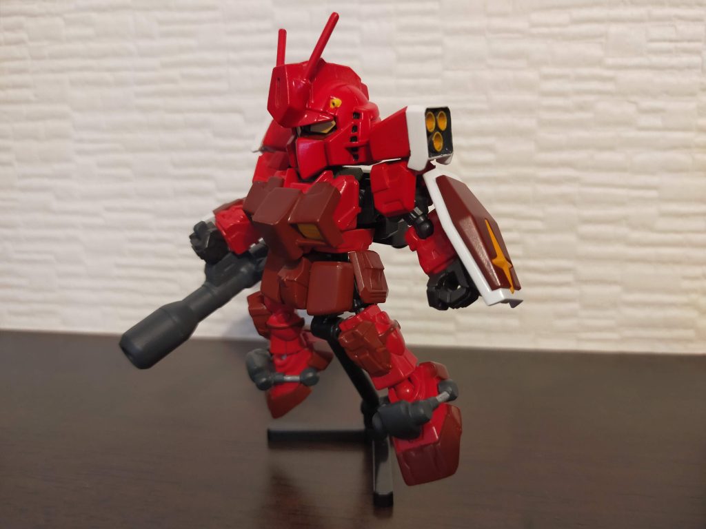 メイン武装のバズーカも自然に構えられます