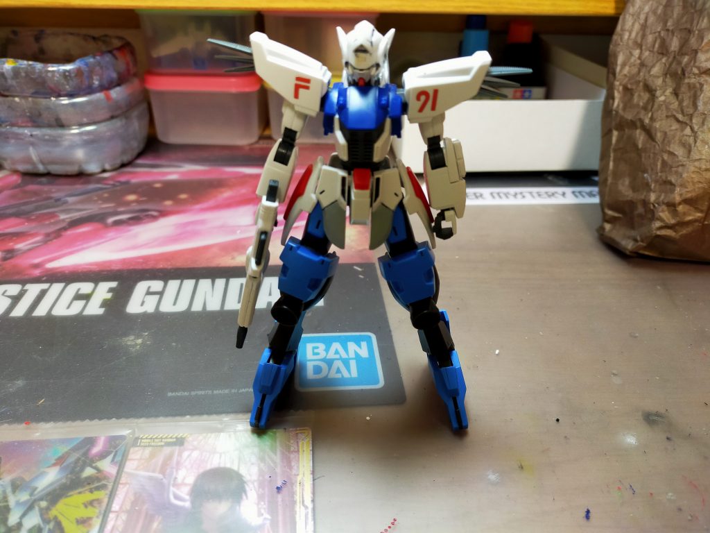 頭→ダブルオー/足腰→ガンダムヴィダール/胴体と腕→F91/フロントアーマー→Xアストレイ/サイドアーマー→ビルドガンダム小豆色とネイビーブルーの2色を筆塗りで塗りました。最後につや消しトップコート吹いて完成です！