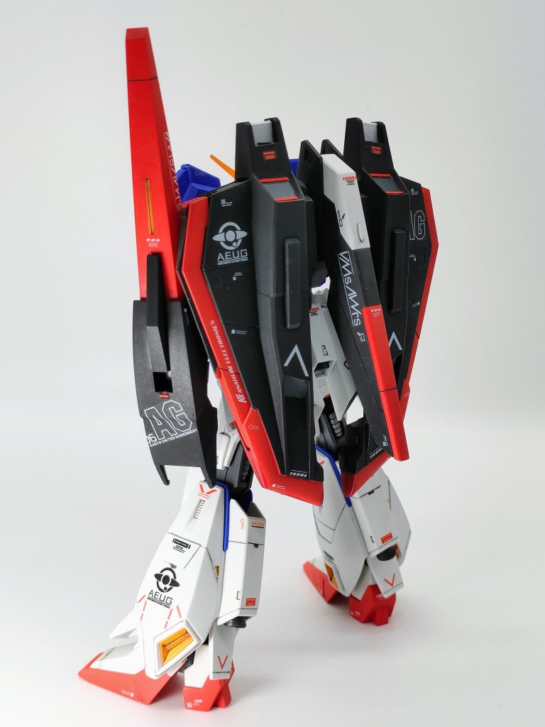 最近の塗分けまできっちり部品が分けられている優秀なHGUCに慣れてしまい、フライングアーマーやシールドで赤の塗忘れが発生。きちんと塗る前はどこに、どの色を乗せるのか、確認すべきですね。orz