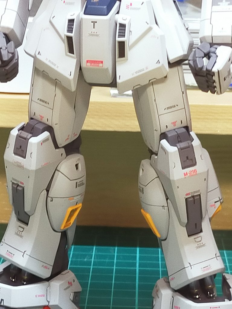 膝にデイテイールを追加したので合わせて脛モールド共に色替えしています。