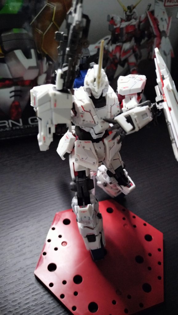 ただ、変形させるときに部品がポロポロ落ちるので、しばらくはユニコーンモードで飾っておこうと思います！