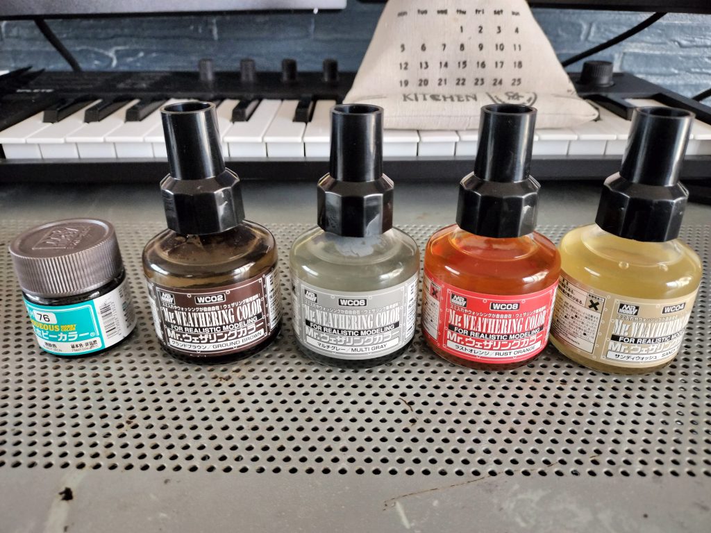 MR.ウェザリングカラーを使用。土感と錆感が欲しくて、サンディウォッシュ、ラストオレンジを追加。チッピングはMR.HOBBYの焼鉄色を使用しました。