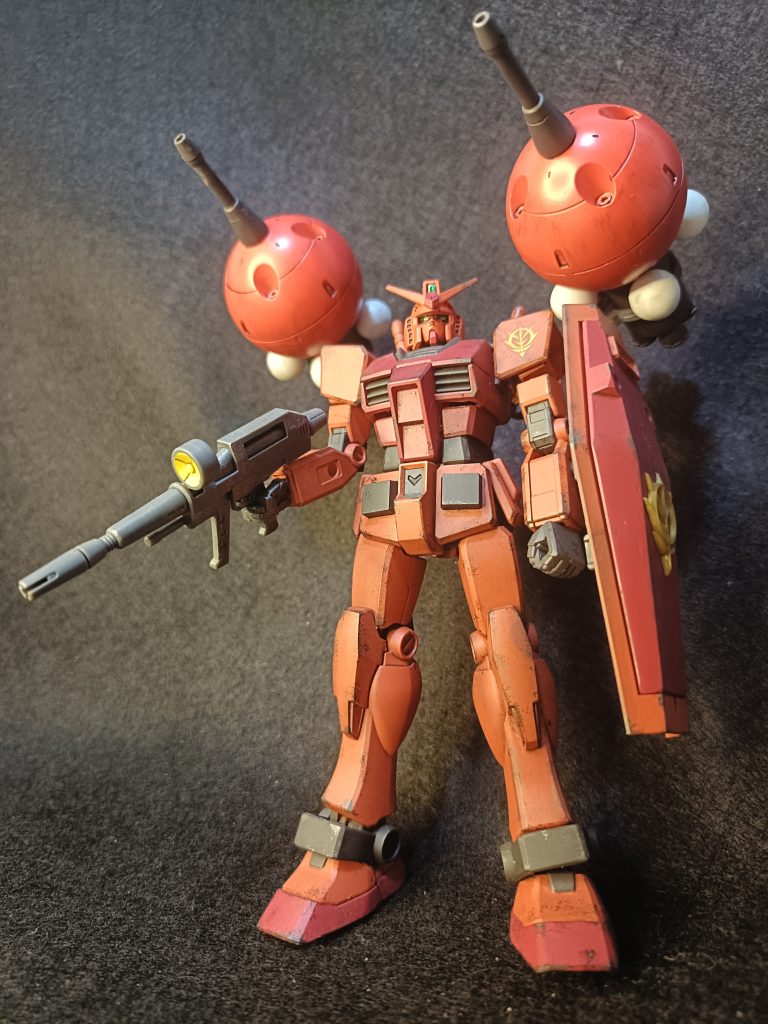 正面。イージーガンダムを赤く塗っただけですが、背中に大荷物(ビット)を背負ってます。盾にはしっかりとジオンモールドにしてみました。ビットはドラッツェさんから略奪してそれっぽくw